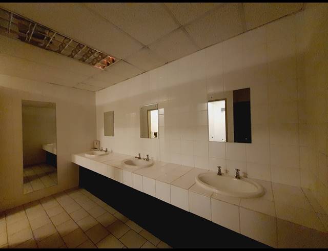 1,230.10M² OFFICE TO LET IN HALFWAY HOUSE